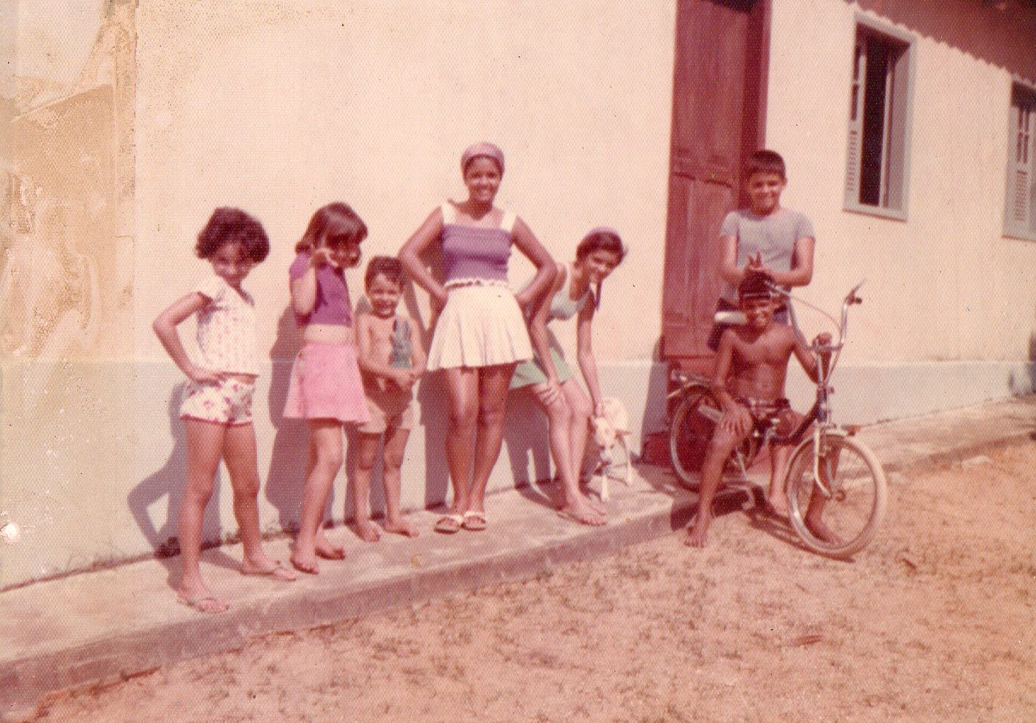 Sítio de José Pellizzon, em Abril de 1976. Ana Maria e imãos.jpg